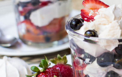 LCHF gozdni sadeži s smetano